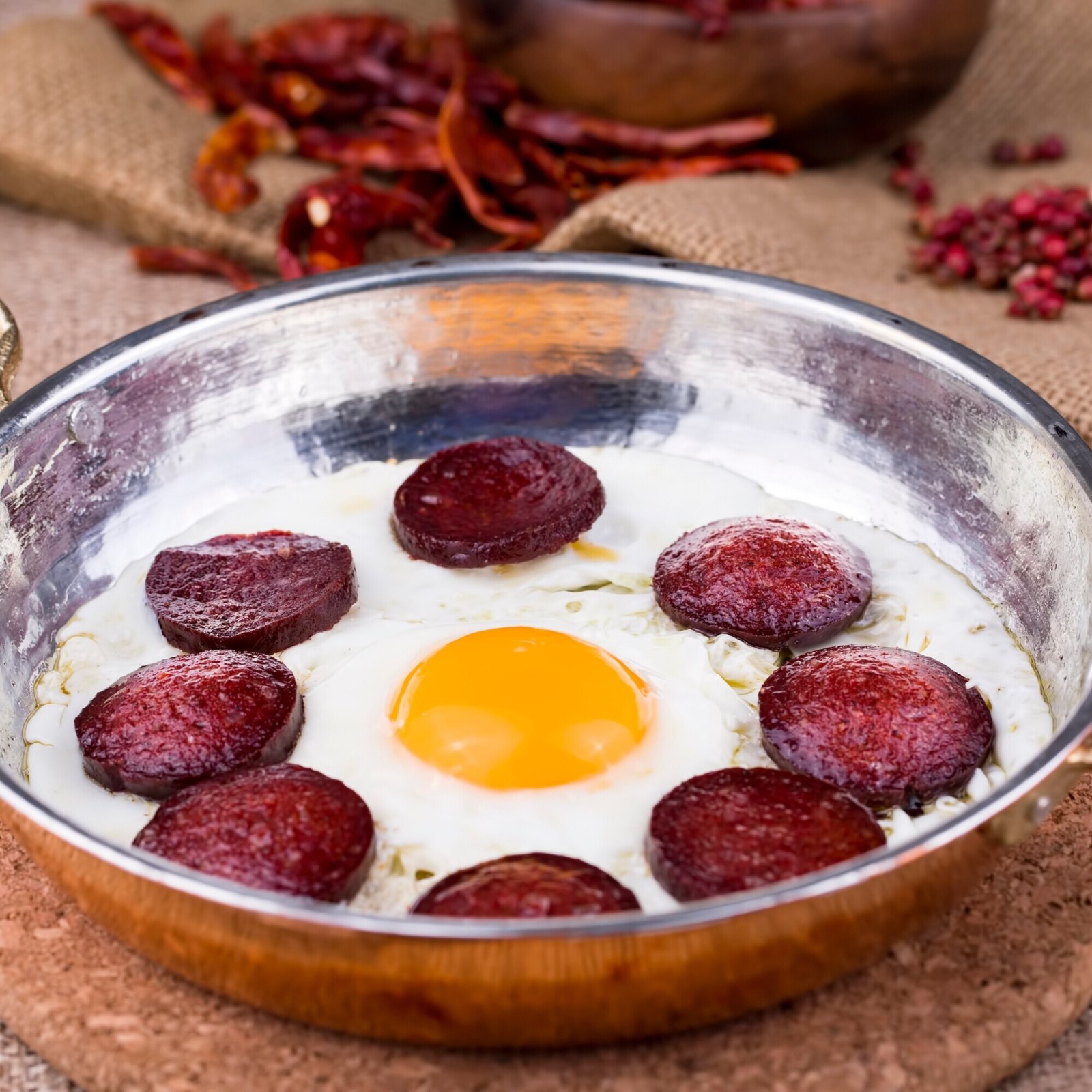 Sahanda Sucuklu Yumurta