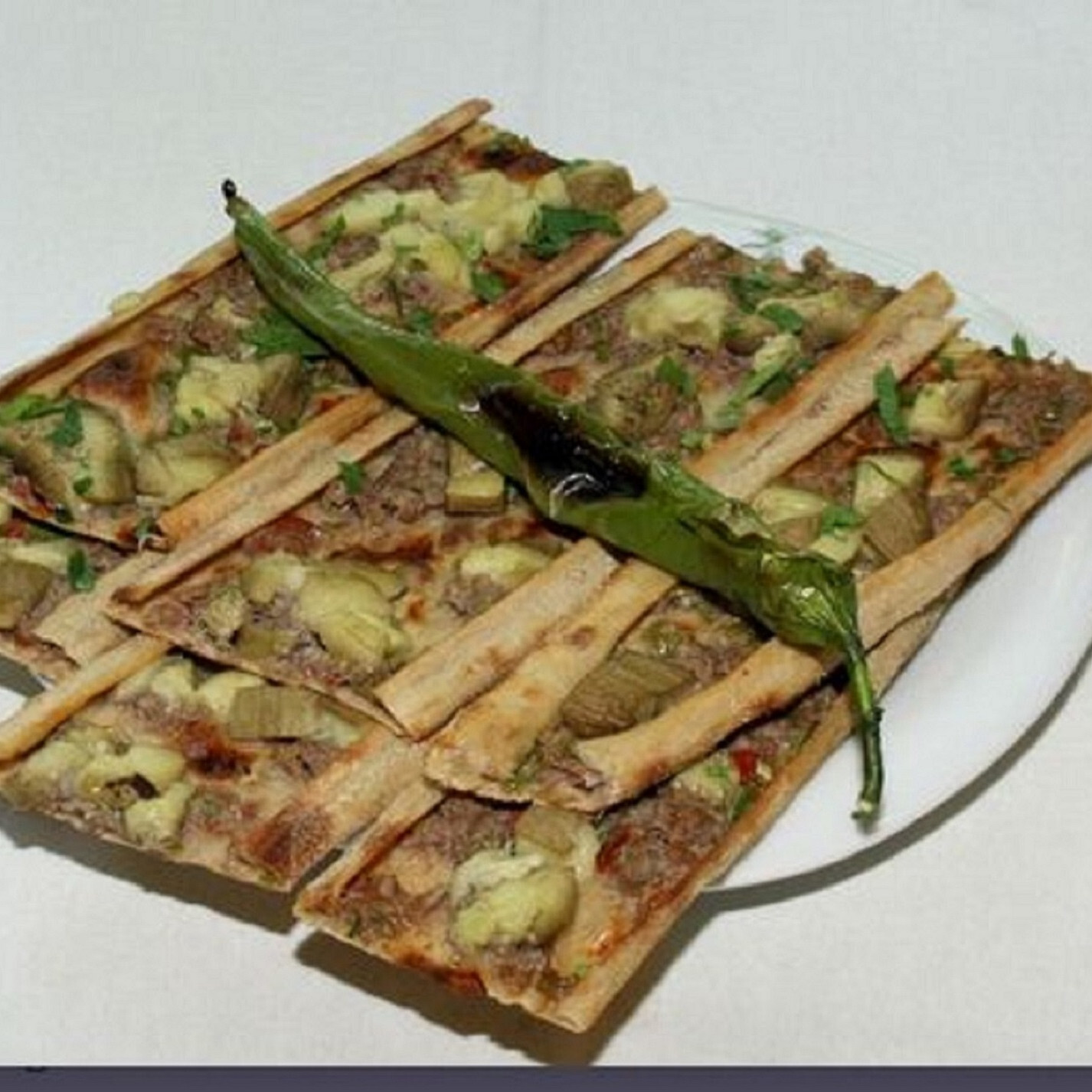 Etli Ekmek (Kıymalı) Patlıcanlı Pide