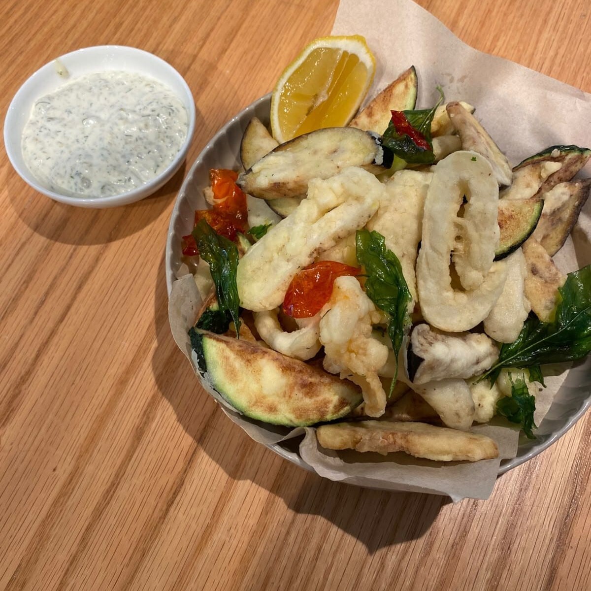 Tempura Sebzeler ile Çıtır Deniz Mahsulleri
