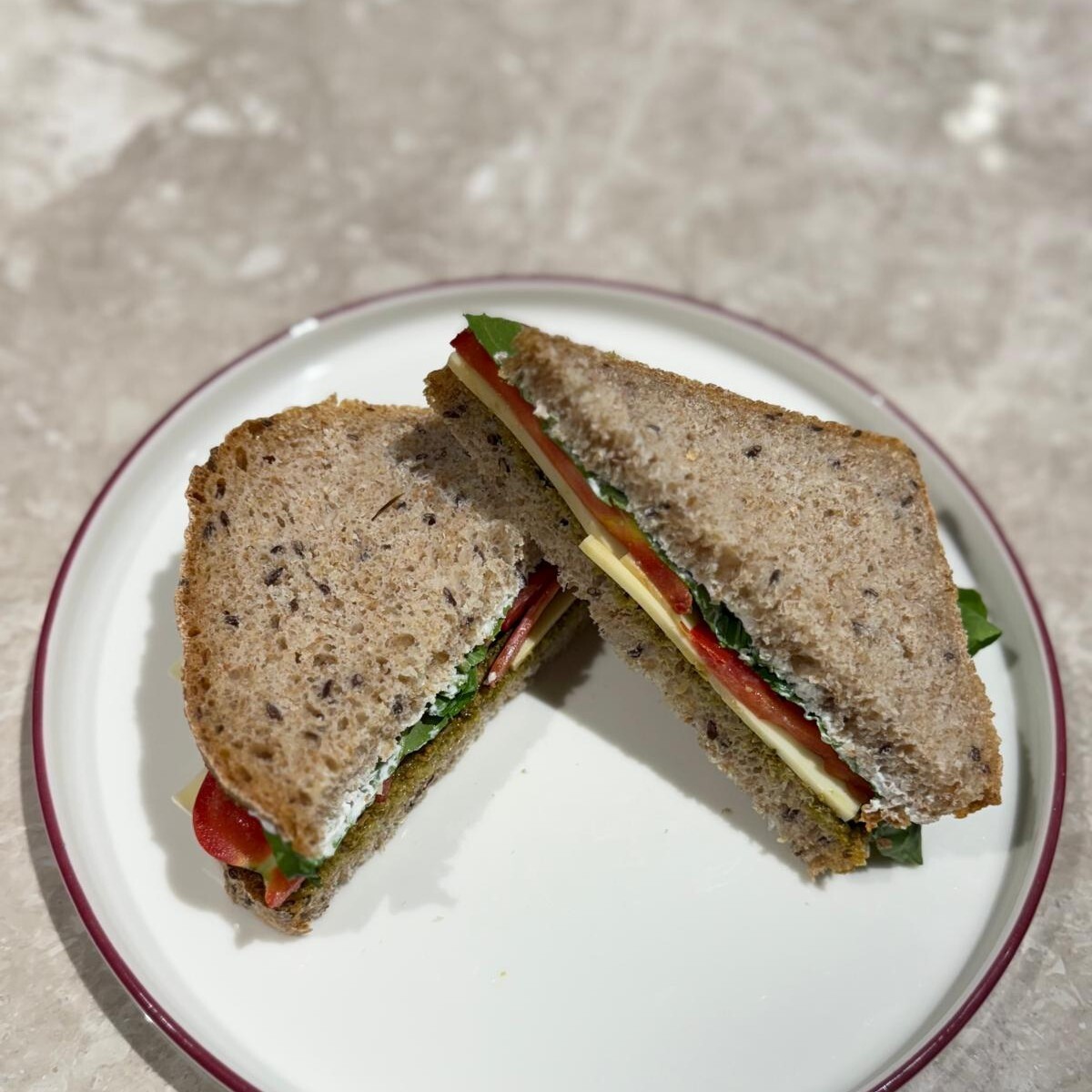 Pesto Soslu Sandviç