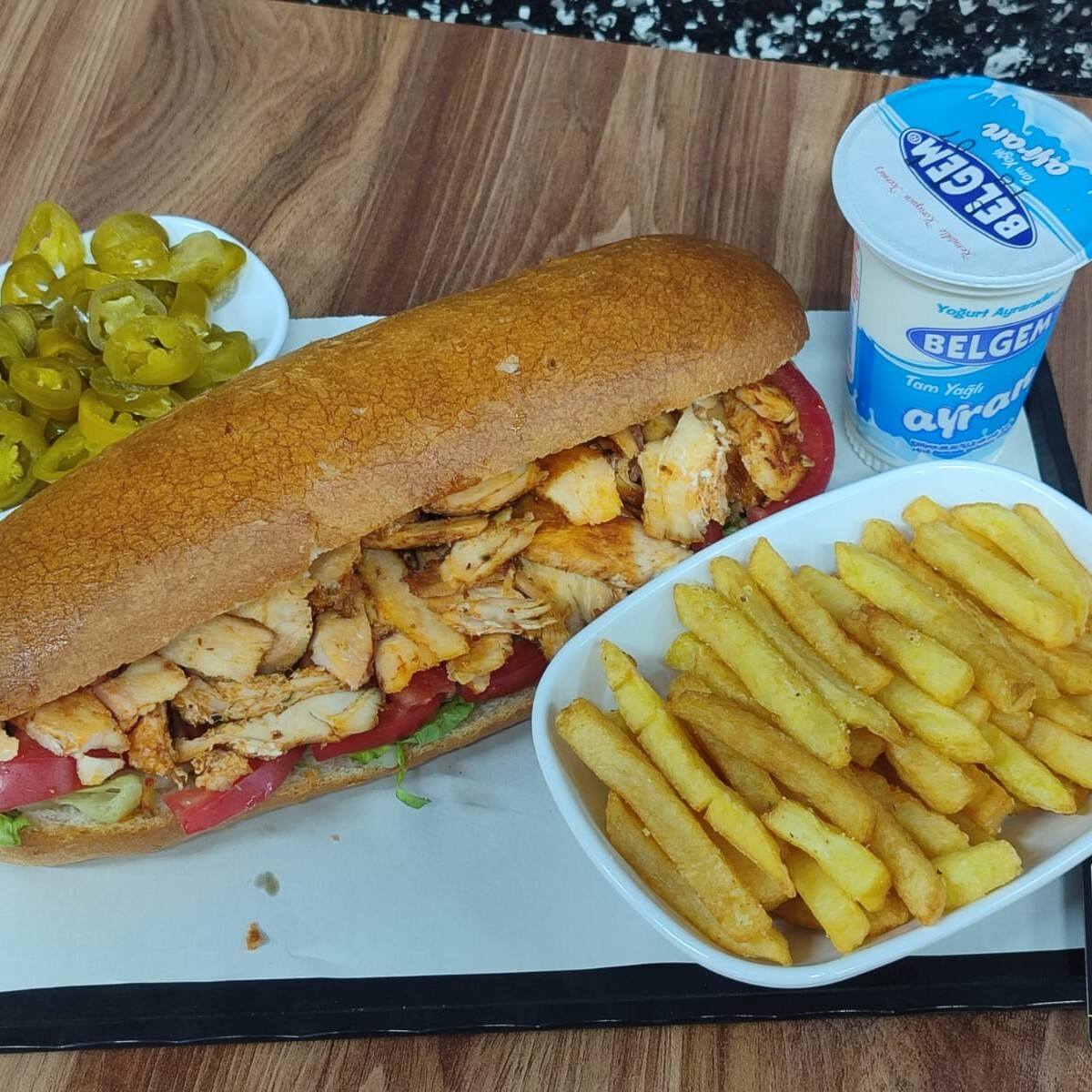 1 Kişilik Somun Ekmek Arası Tavuk Döner 200 ml Ayran Menü
