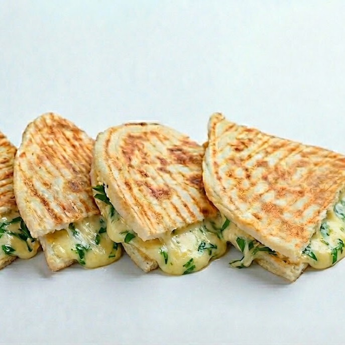 İzmir Tulum Peynirli & Maydanozlu Bazlama Tost