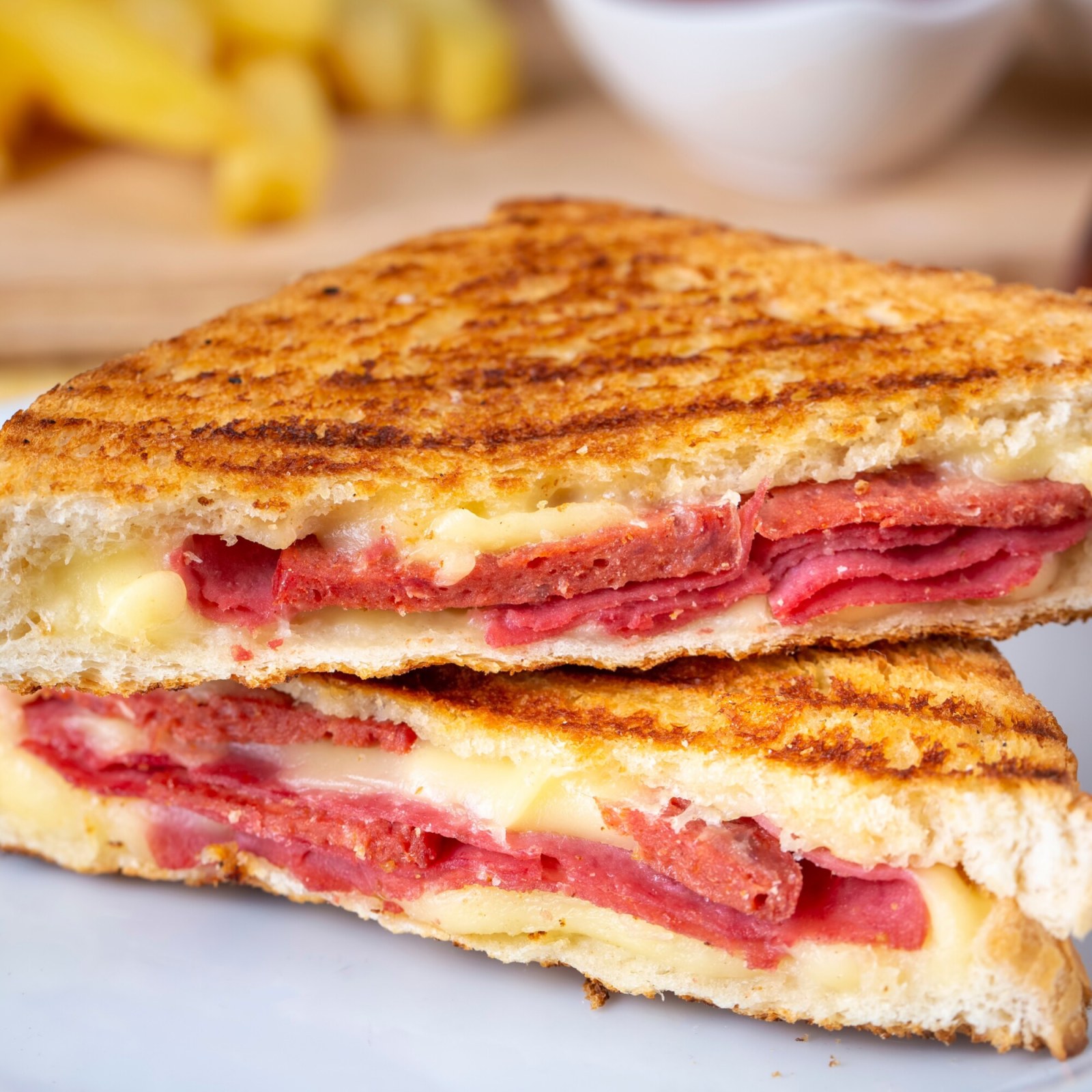 Dana Sucuklu Tost