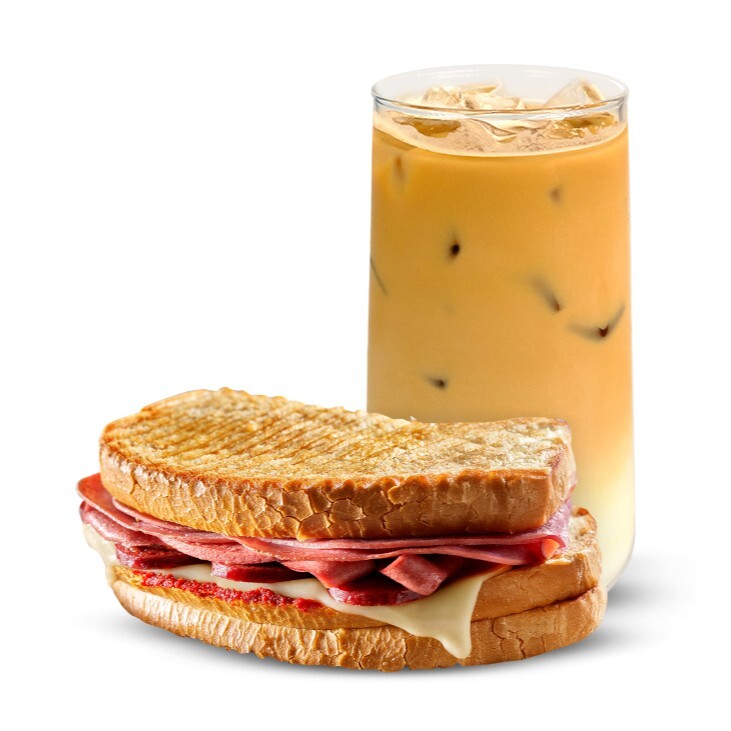 Iced Latte & Soslu Ayvalık Tostu