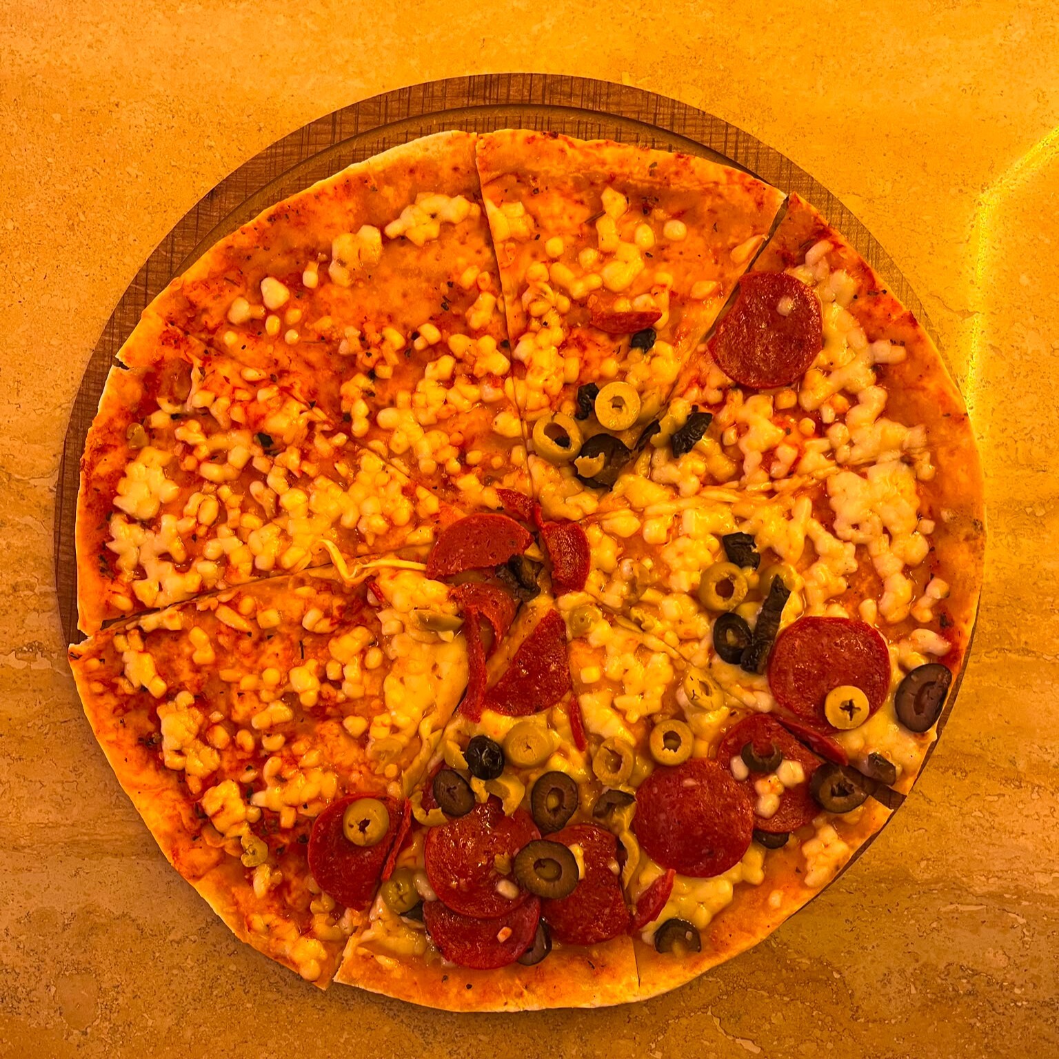 Sucuklu Zeytinli Pizza