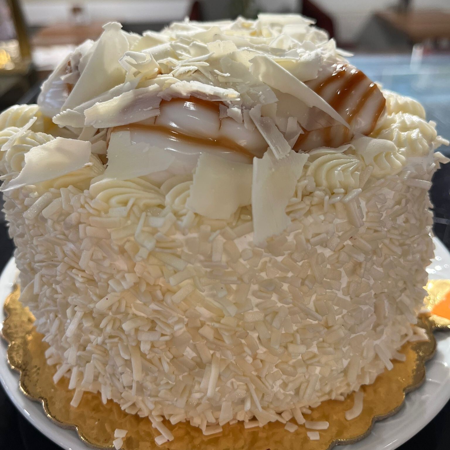 Muz Fındık Profiterollü Pasta 0 No (4 - 6 Kişilik)