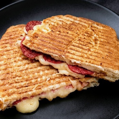 Maç & Film Paketi Yarım Şnitzel ve yarım karışık tost Turşu & Sos)