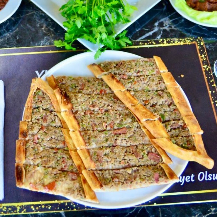 Kaşarlı Sucuklu Pide