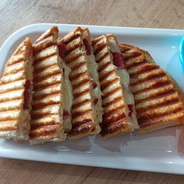 Ayvalık Dana Sucuklu Tulum Peynirli Tost