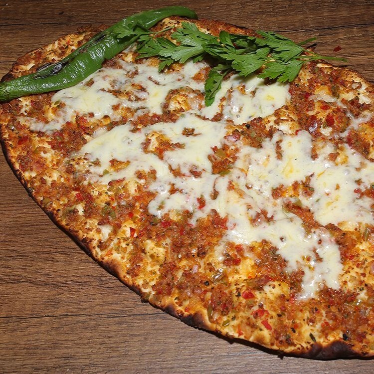 Kaşarlı Lahmacun