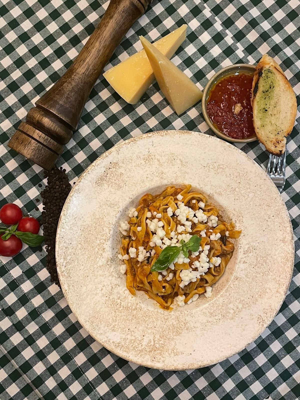 Patlıcanlı Bolonez Soslu Fettuccini