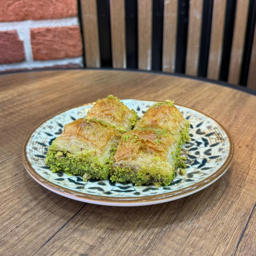 Tereyağlı Fıstıklı Kuru Baklava (1 kg)