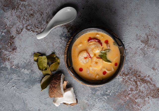 05 Thai Usulü Hindistan Cevizi Sütü Karidesli Çorba
