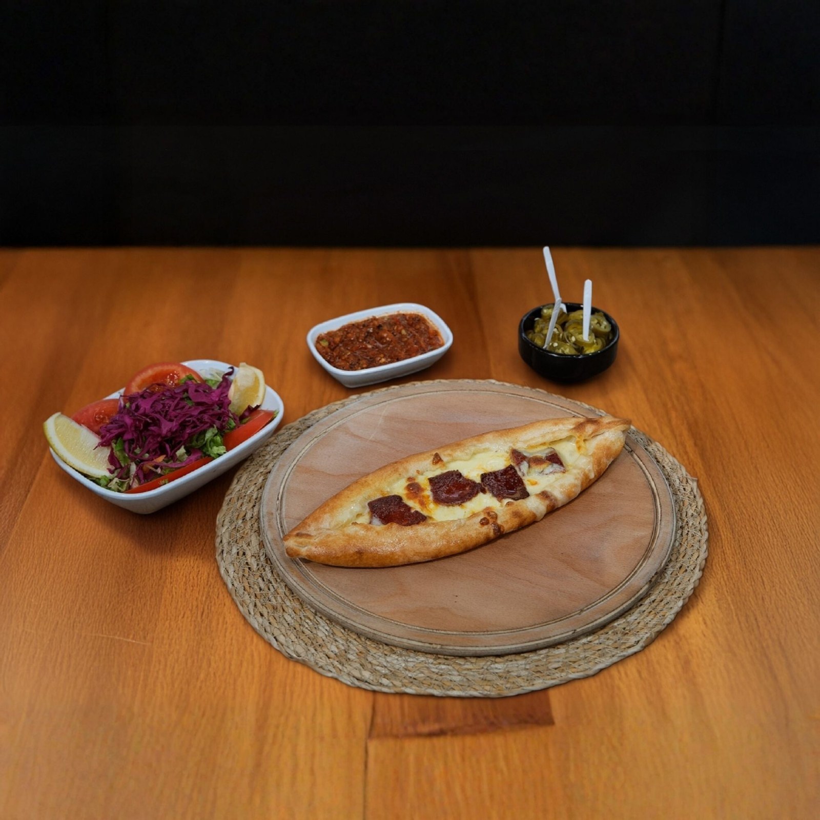 Kaşarlı Sucuklu Pide