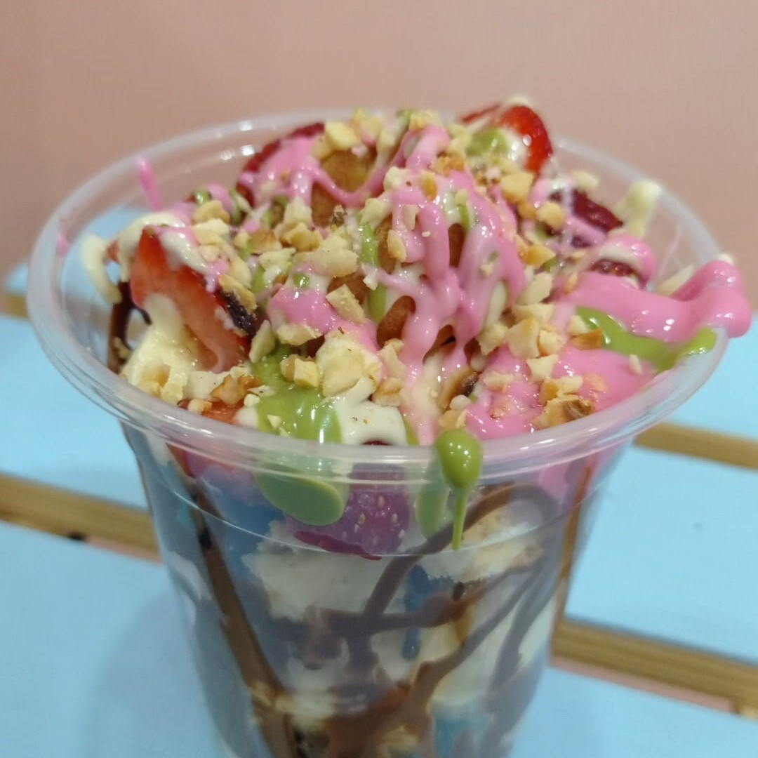 Çilekli Bardak Waffle