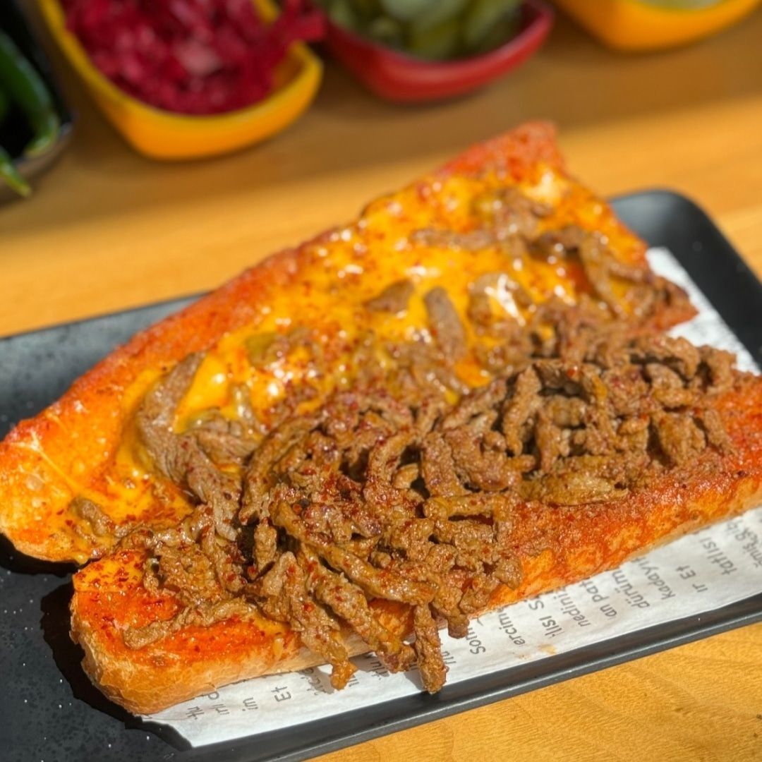 Somun Ekmek Arası Cheddar Peynirli Et Tantuni
