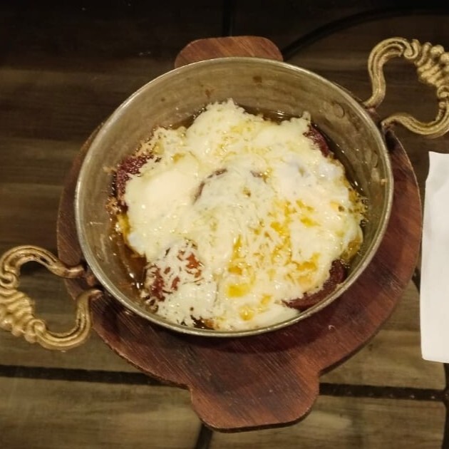 sahanda sucuklu kasarlı yumurta