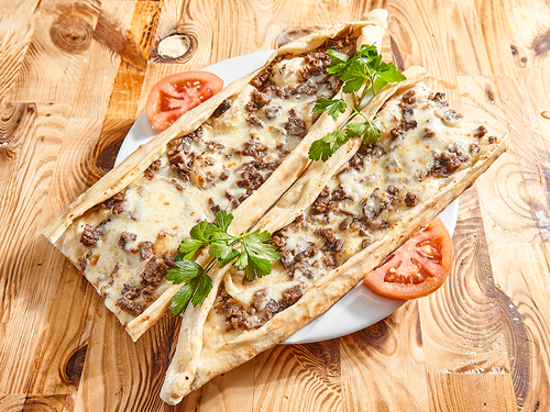 Kavurmalı Kaşarlı Pide