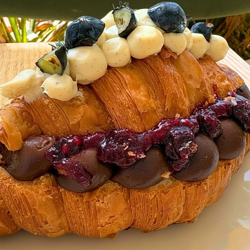 Noir Berry Croissant