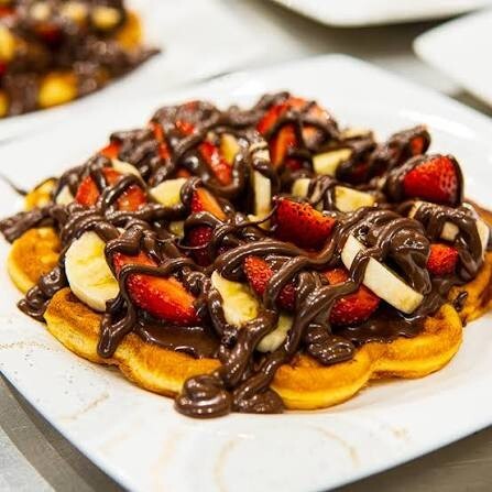 Çilekli Muzlu Waffle (Karışık)