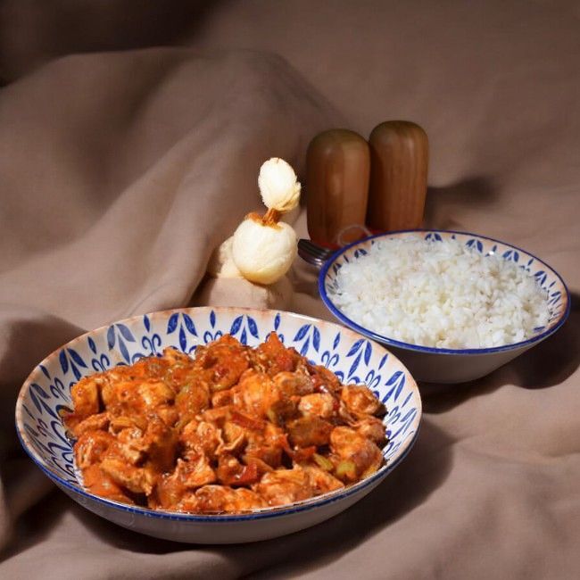 Domdom Ali’nin Cesur Tavuğu (Acı Soslu Tavuk ve Pirinç Pilavı)