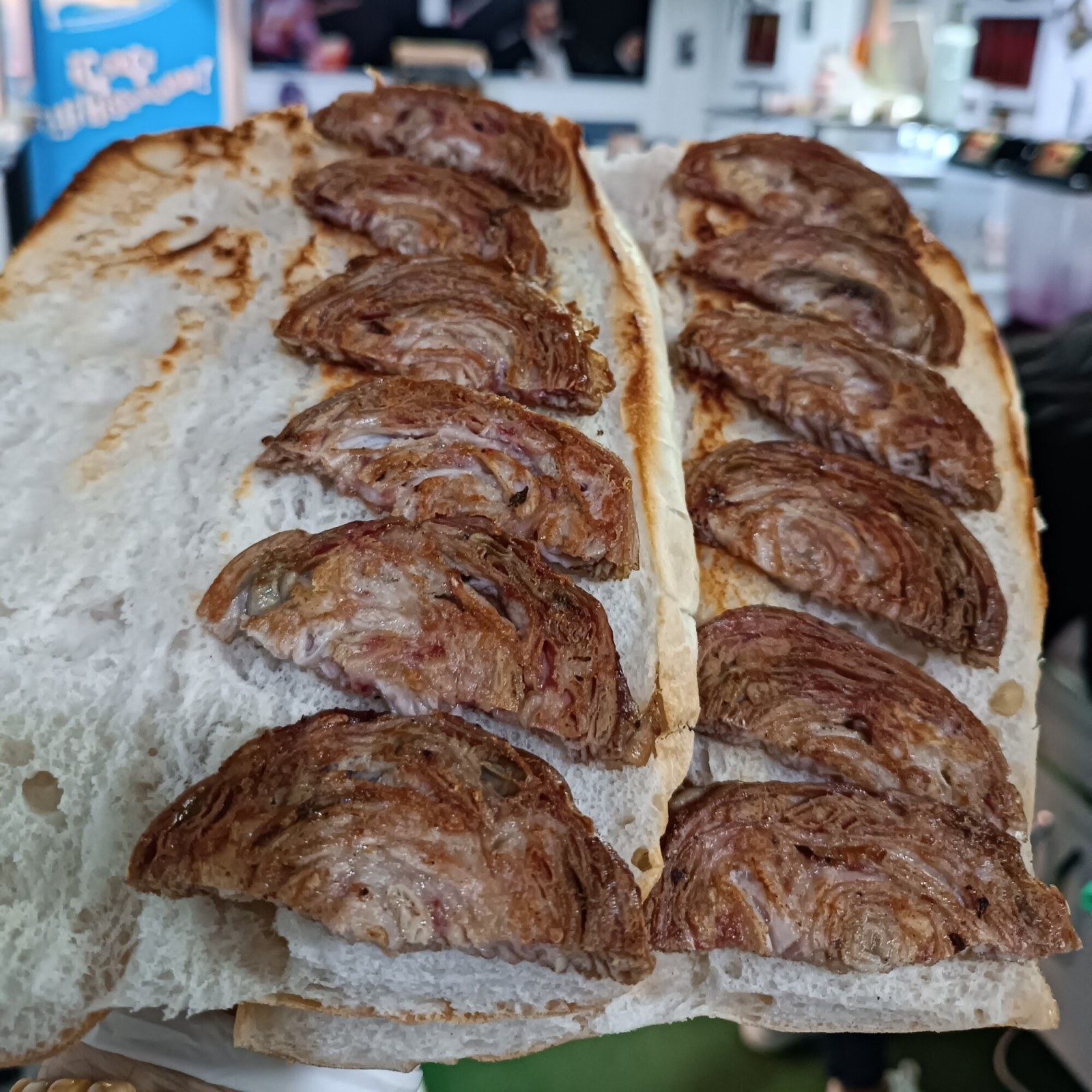 İri Kıyım Kokoreç tüm ekmek