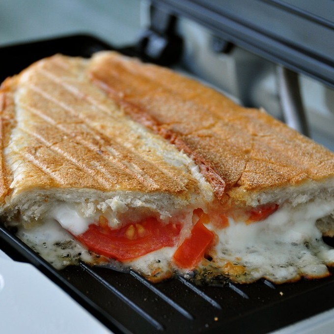 Kaşar Peynir-Beyaz Peynir -Domatesli Tost