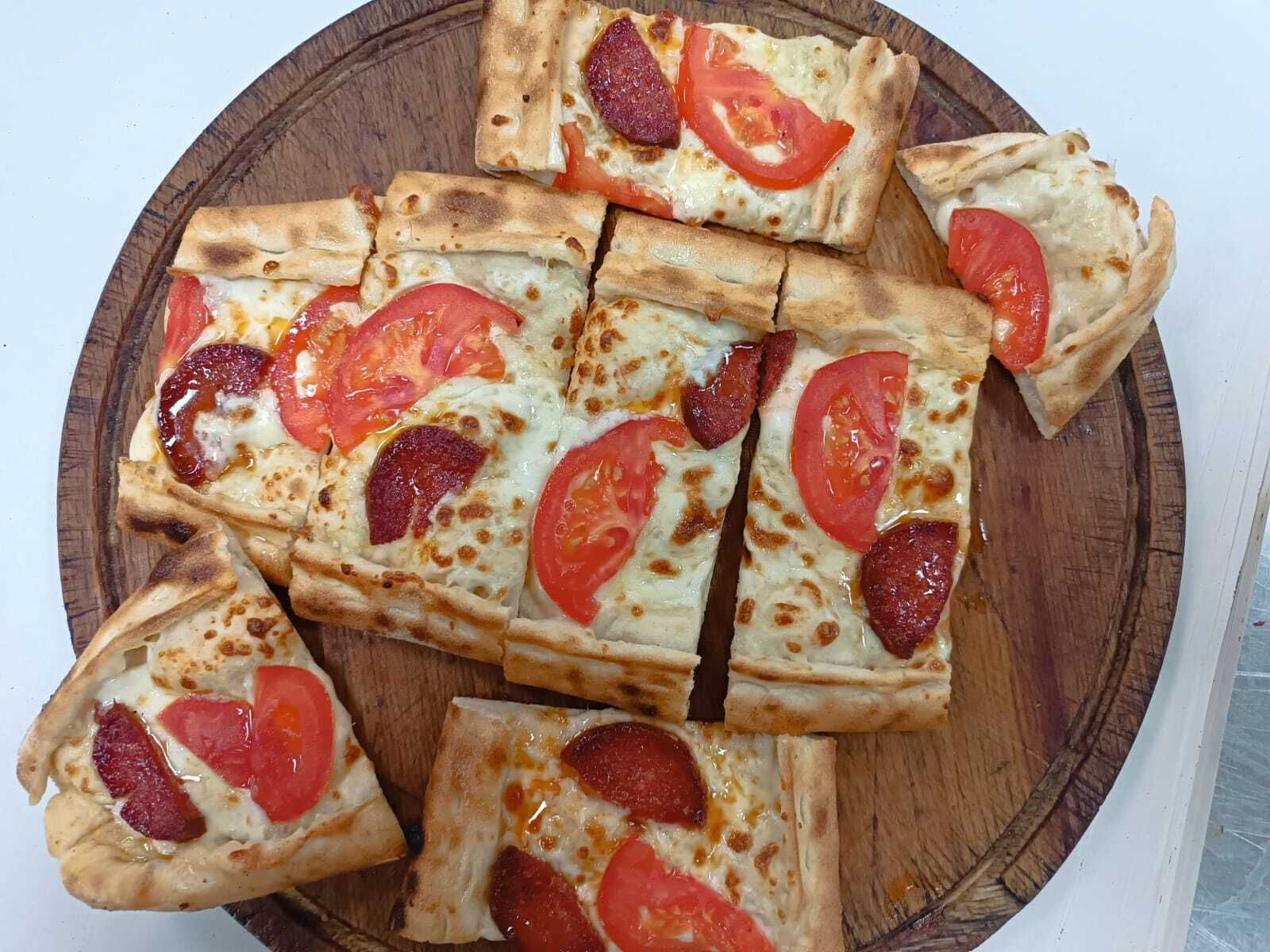 Sucuklu Kaşarlı Domatesli Pide