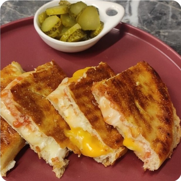 Üç Peynirli Karışık Tost