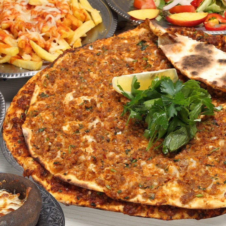 Uber Eats Özel 2 Adet Lahmacun + Coca-Cola (33 cl.)