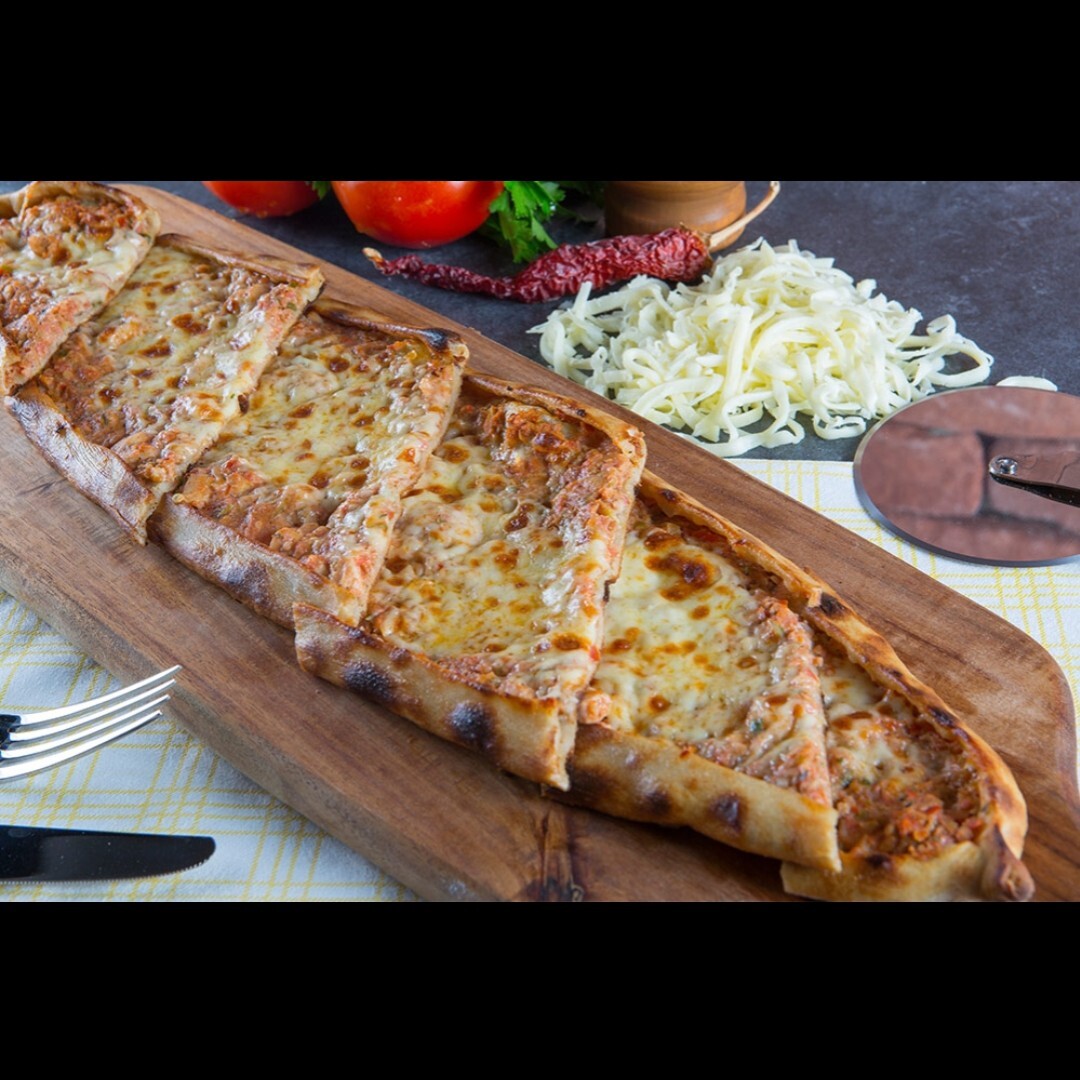 Kıymalı Kaşarlı Pide
