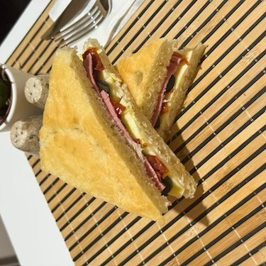 Dana Jambonlu Focaccia Sandviç +Coca Cola Menü
