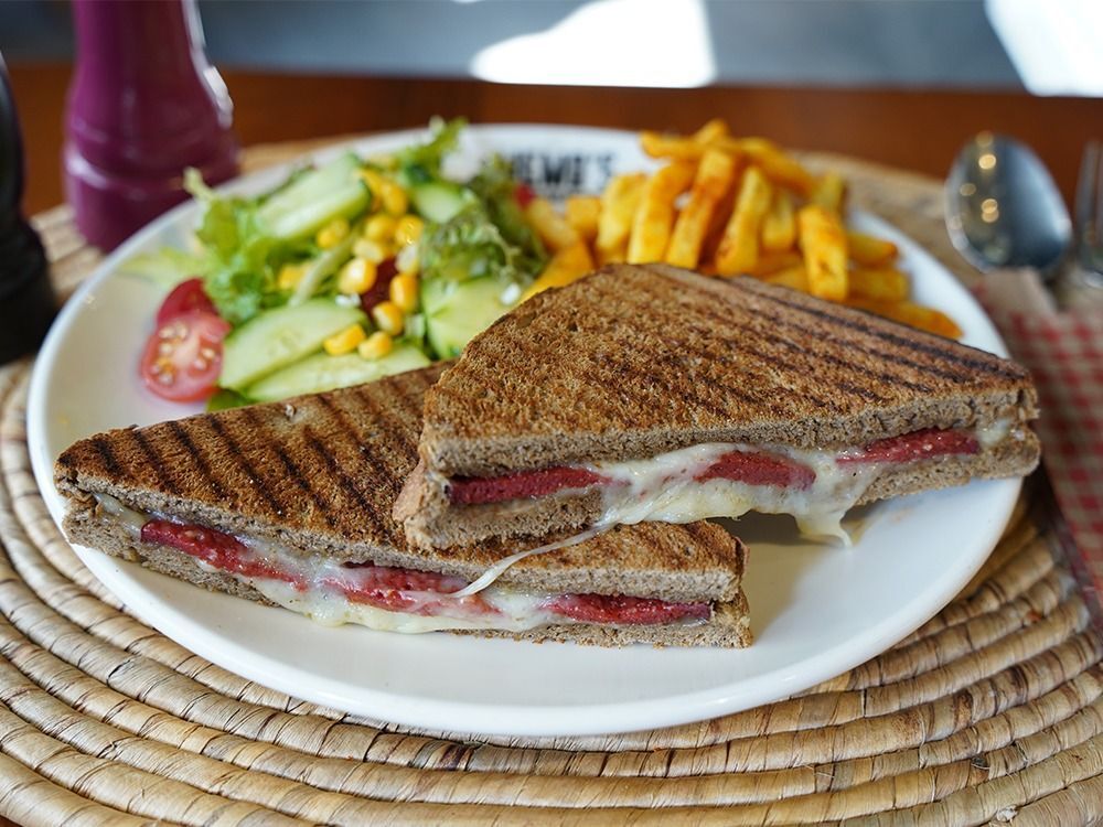 Sucuklu Kaşarlı Tost