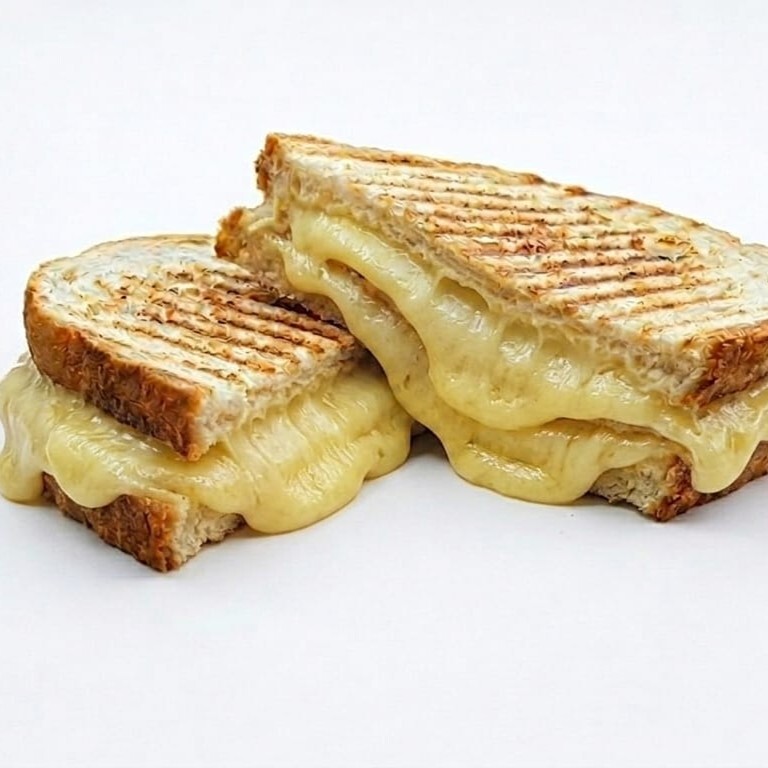Ayvalık Ekmeğine Çift Kaşarlı Tost