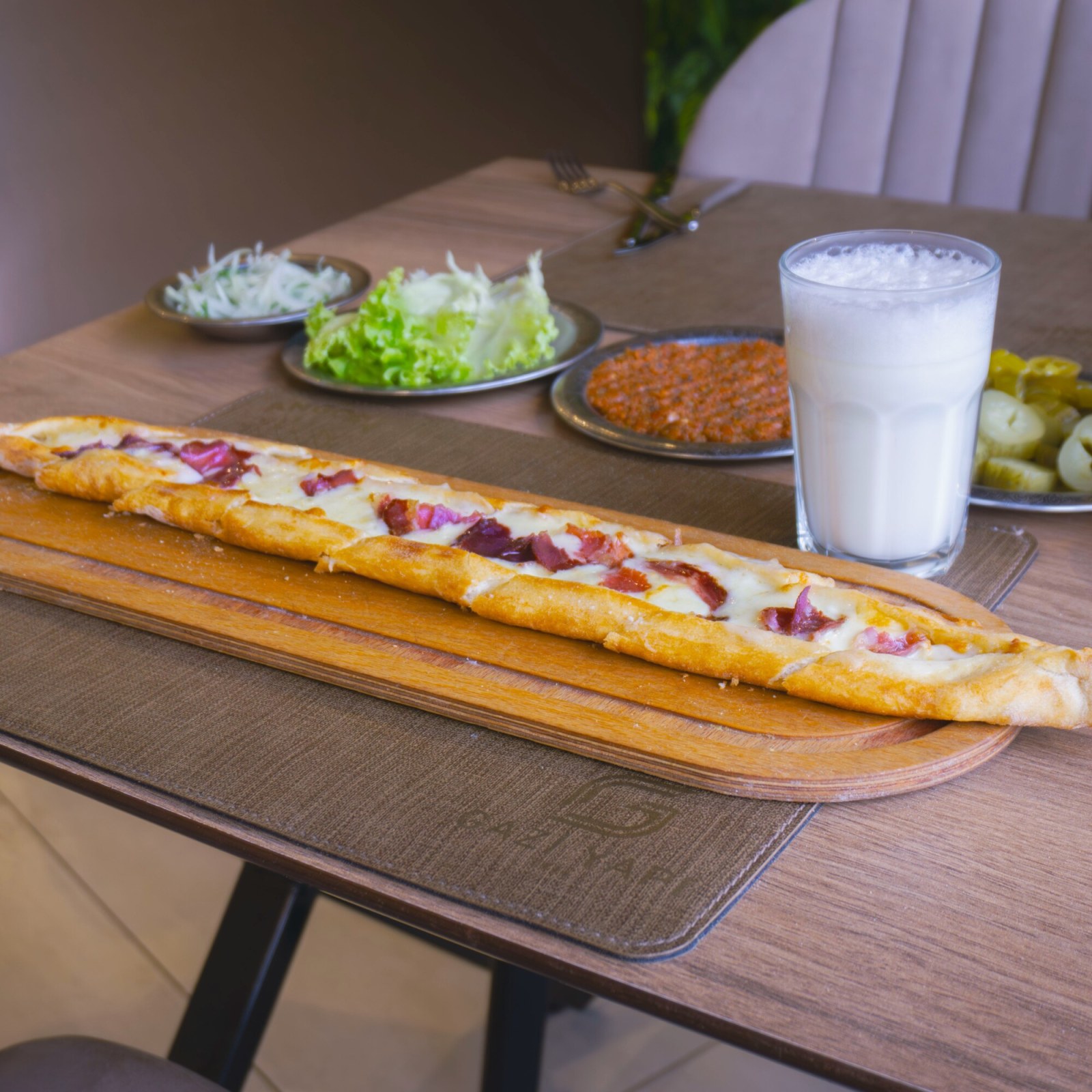 Peynirli Pastırmalı Pide