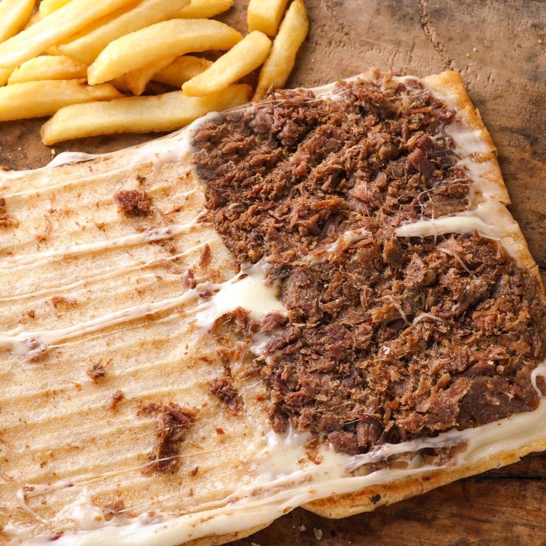 Yarım Ekmeğe Kavurmalı & Kaşarlı Tost