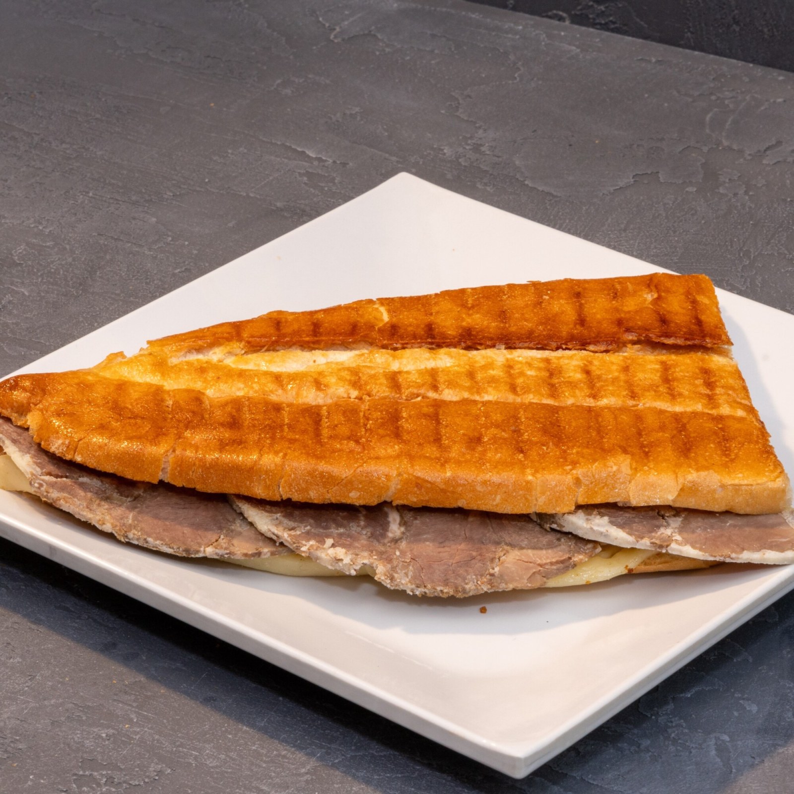 Yarım Ekmek Arası Kavurmalı Kaşarlı Tost