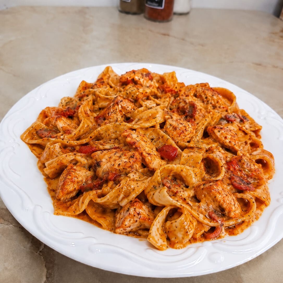 Özel Acı Paprika Soslu Tavuklu Fettuccine + Ayran