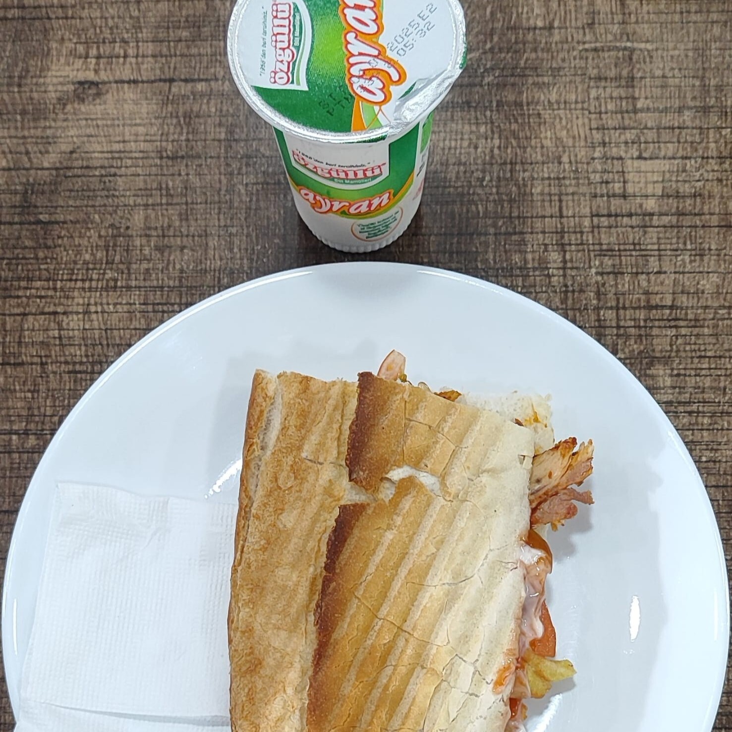 Yarım Ekmek Tavuk Döner + Ayran