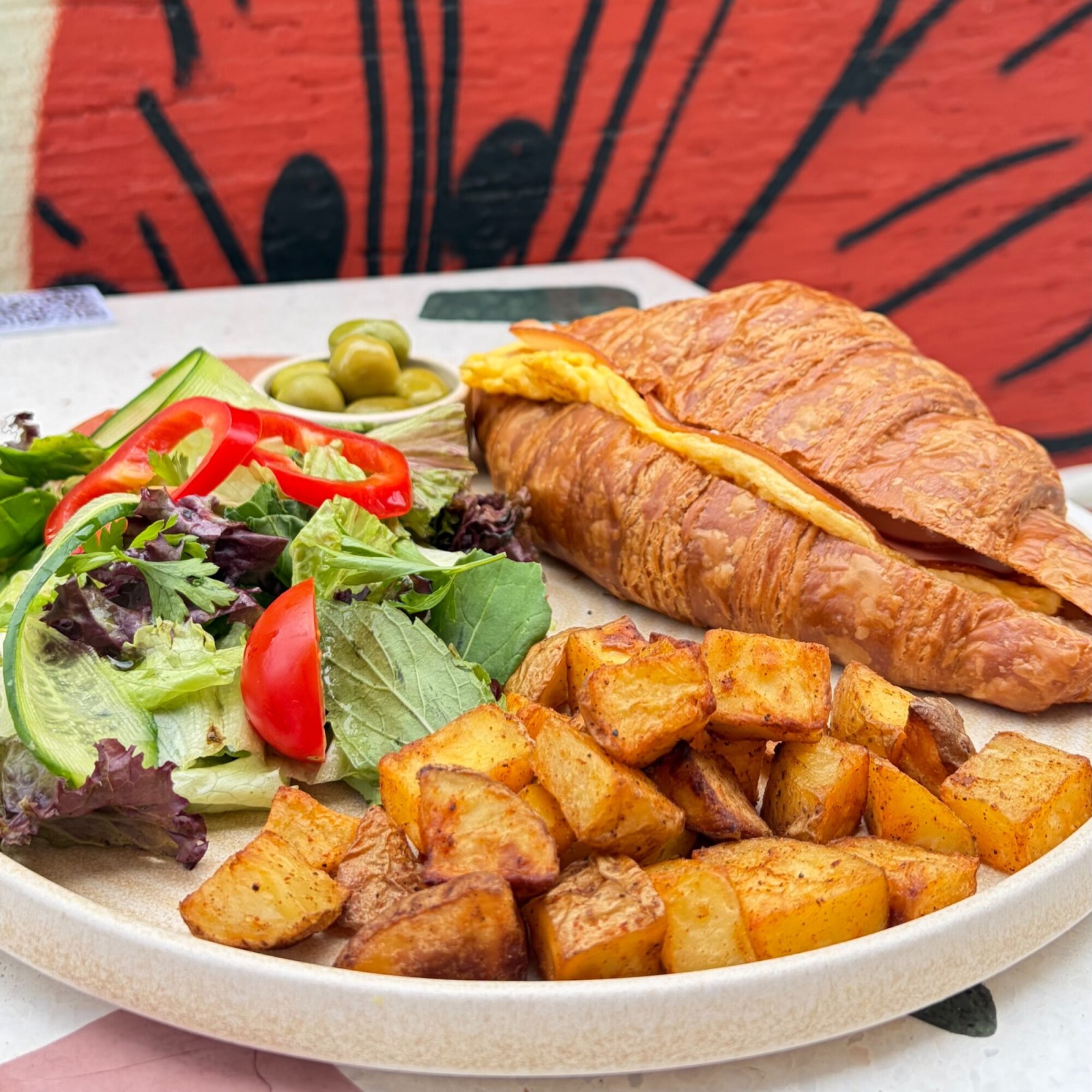 Hindi Fümeli Kaşarlı Omletli Kruvasan