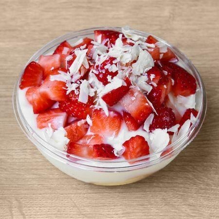 Beyaz Çilekli Profiterol