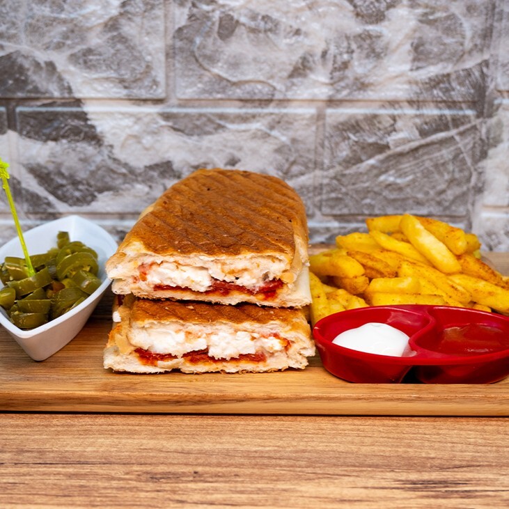 Beyaz Peynirli Sucuklu Tost