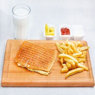 Kaşarlı Tost Patates Küçük Ayran Menü