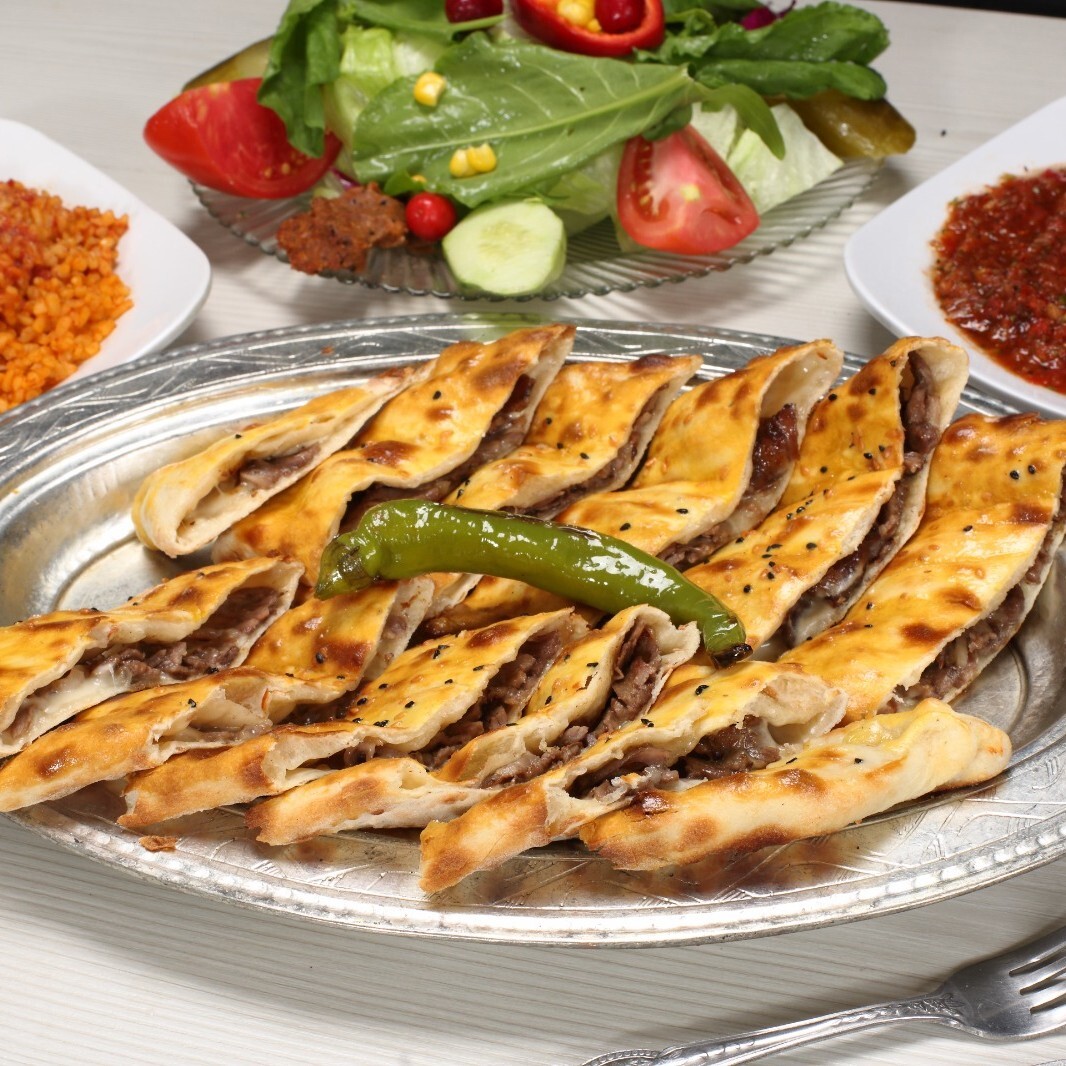 Kapalı Kaşarlı Dönerli Pide