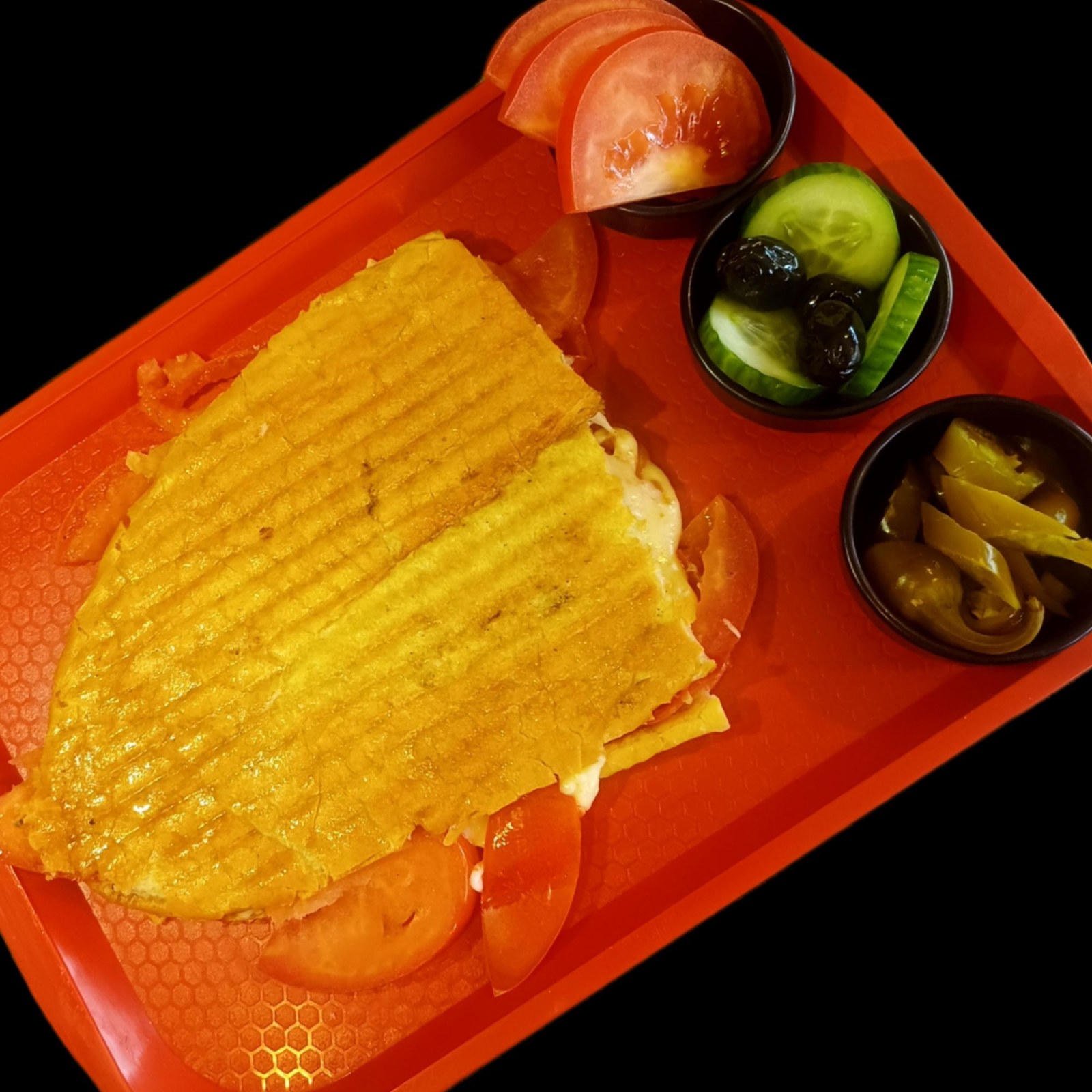 Yarım Ekmek Domatesli Kaşarlı Tost