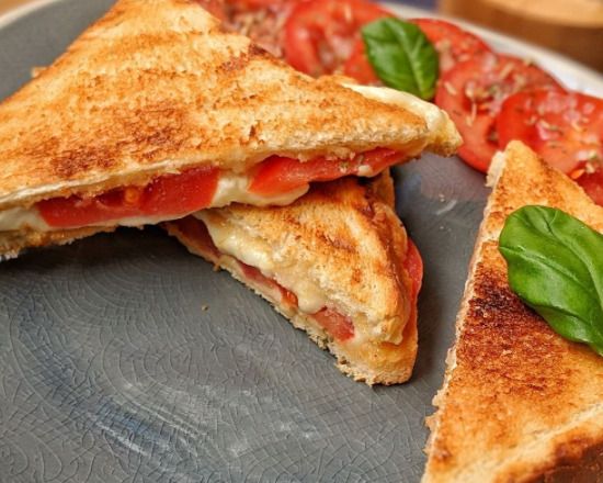 Kaşarlı Domatesli Tost