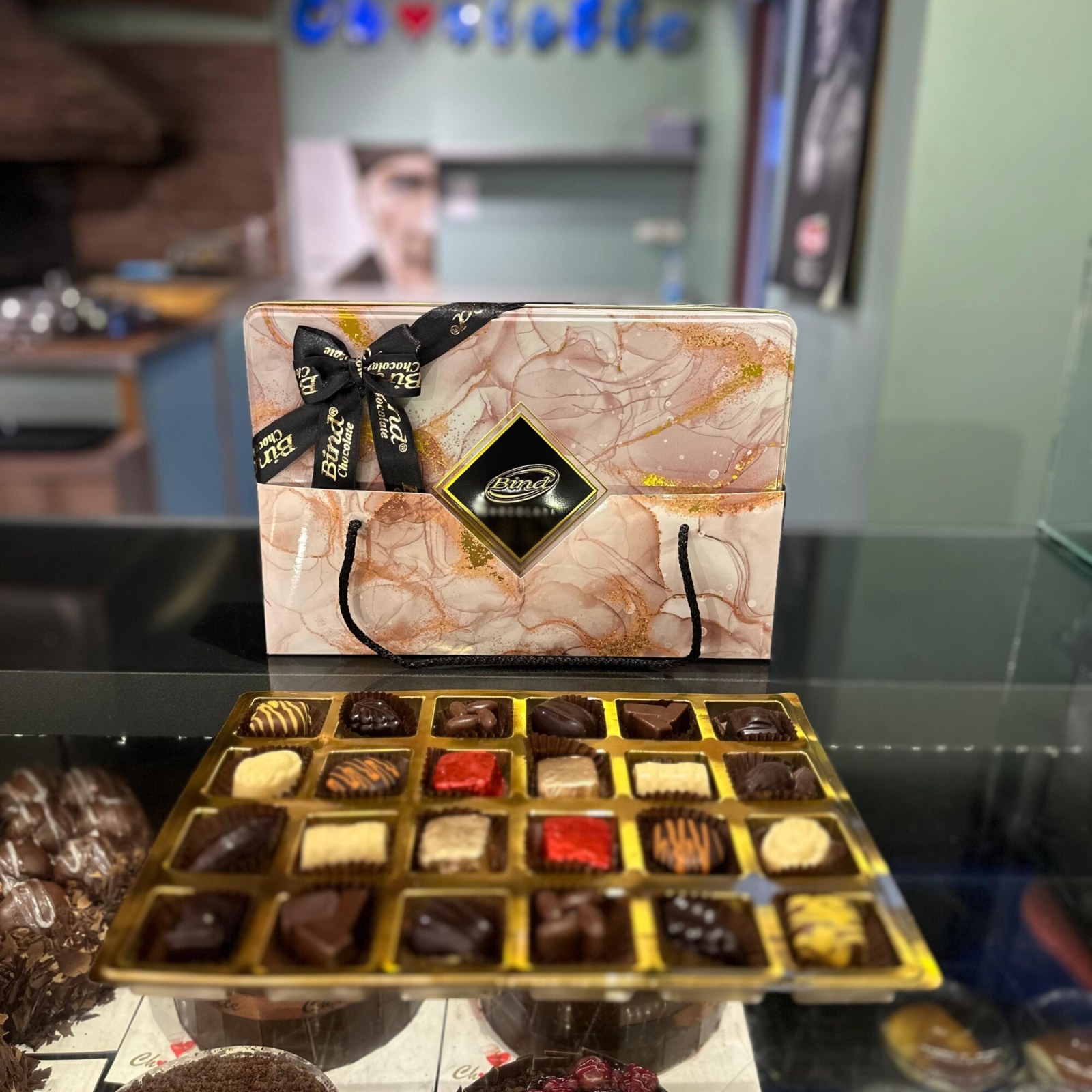 Krem Mermer Desenli Alüminyum Kutu Çikolata (335 gr.)
