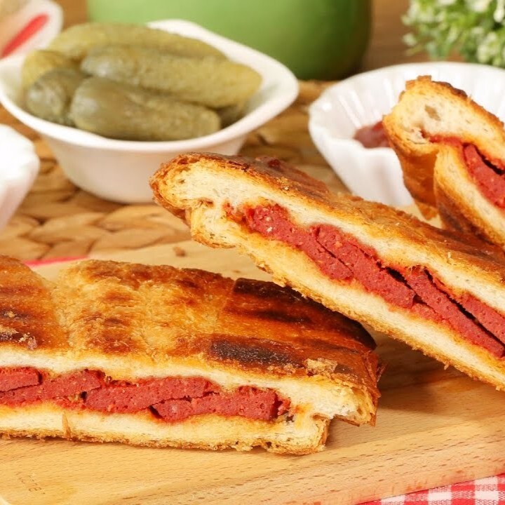 Bazlama Ekmeğine Sucuklu Tost
