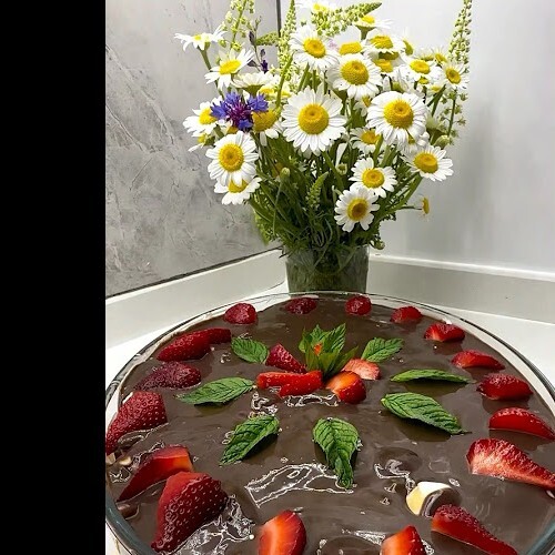 Kasede Dökme Profiterol Çilekli