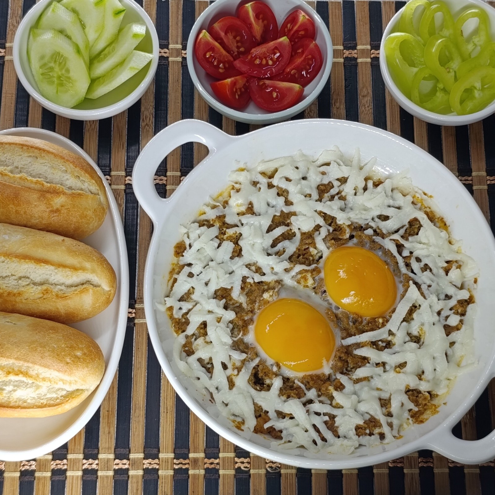 Sahanda Kıymalı Kaşarlı Yumurta